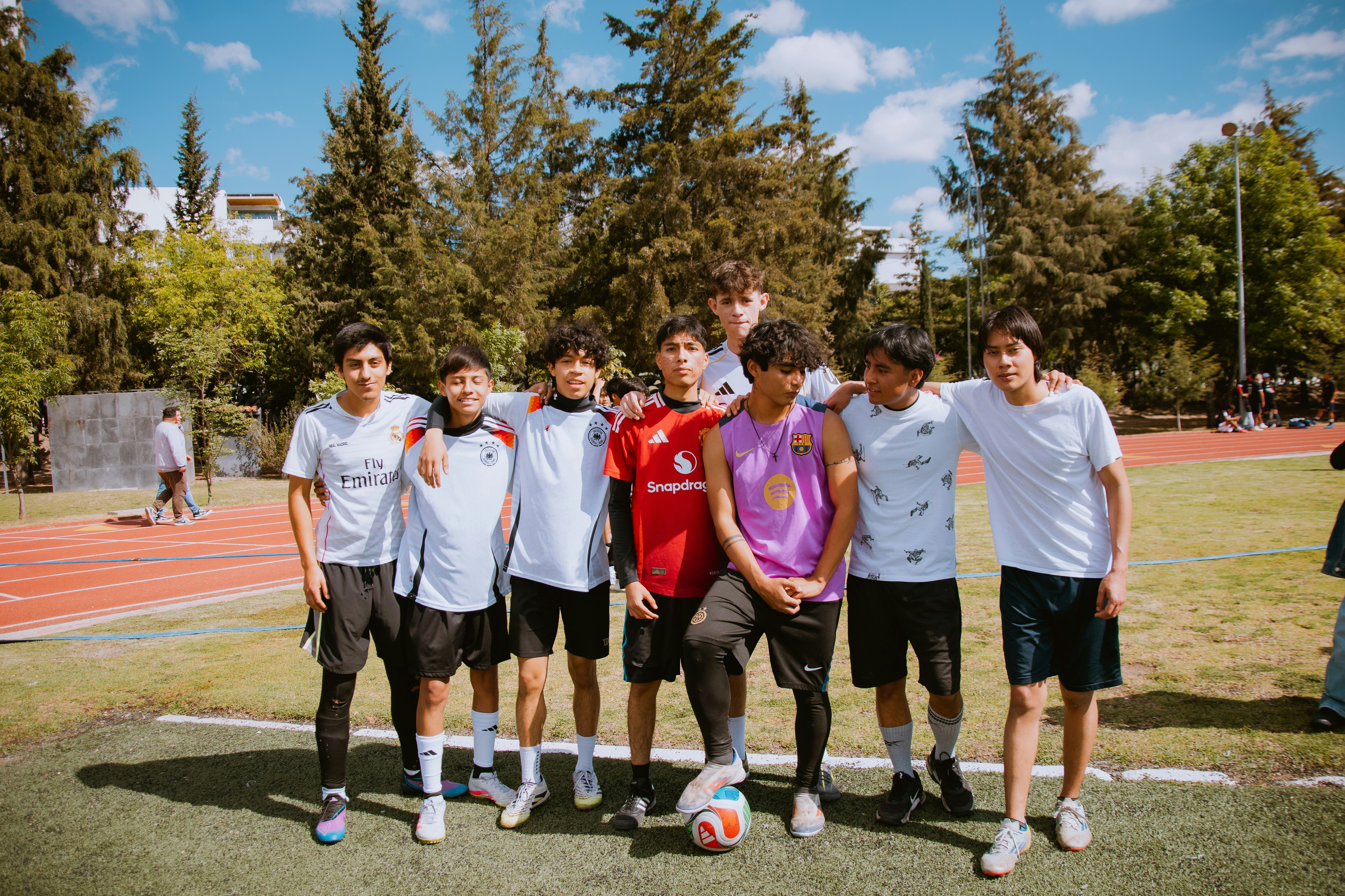 詹姆斯高空接力扣篮，点燃全场